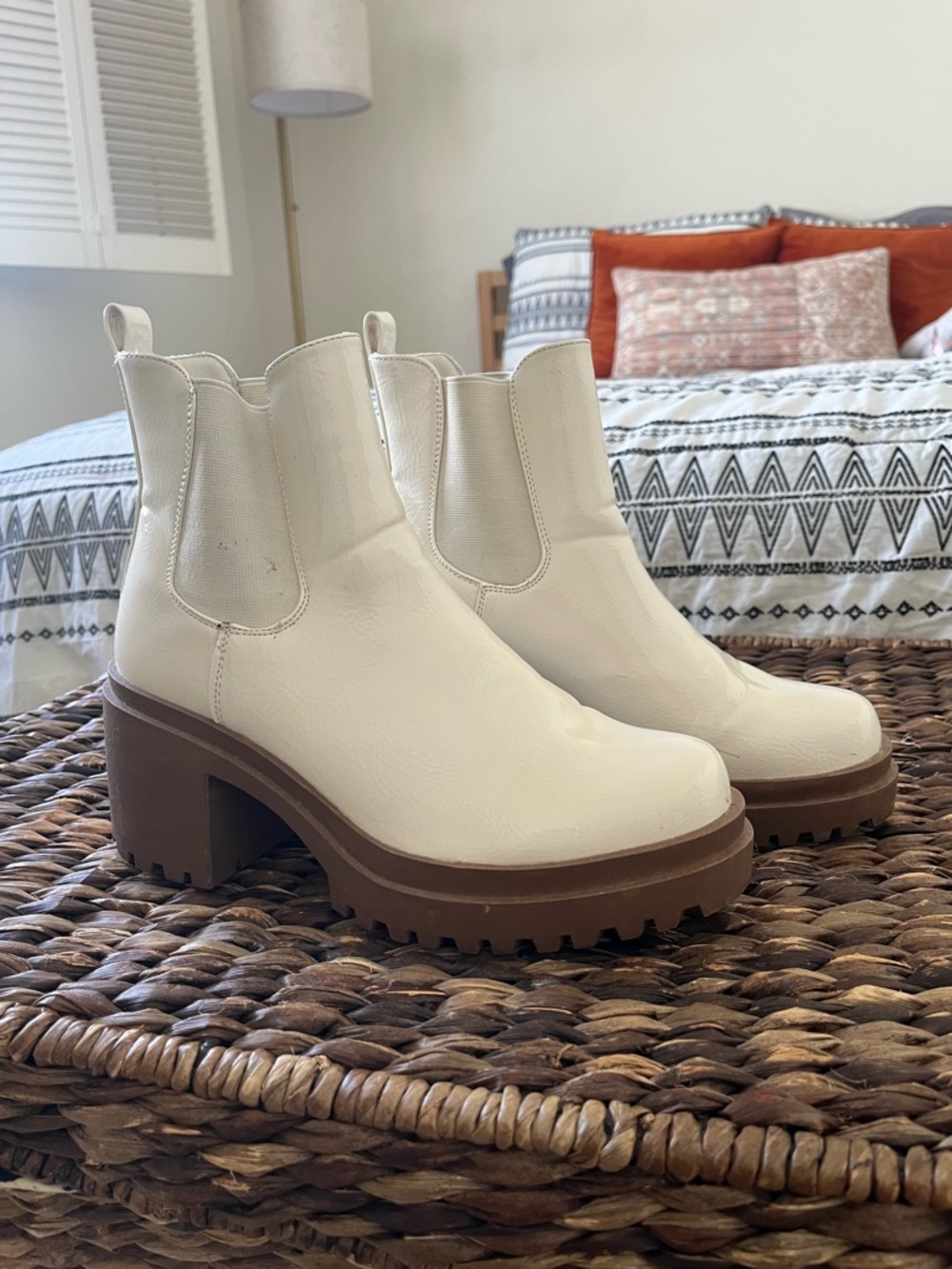 Diba Chelsea Platform Boots Chunky Cream Women’s Size 8 Faux Patent Leather